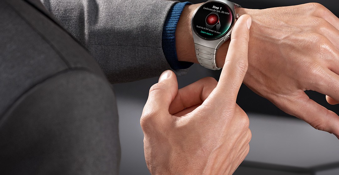 person using the fingertip sensor on the Watch 5.