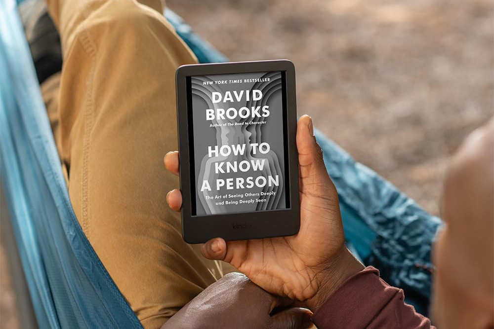 Somebody holding the Kindle 2024.