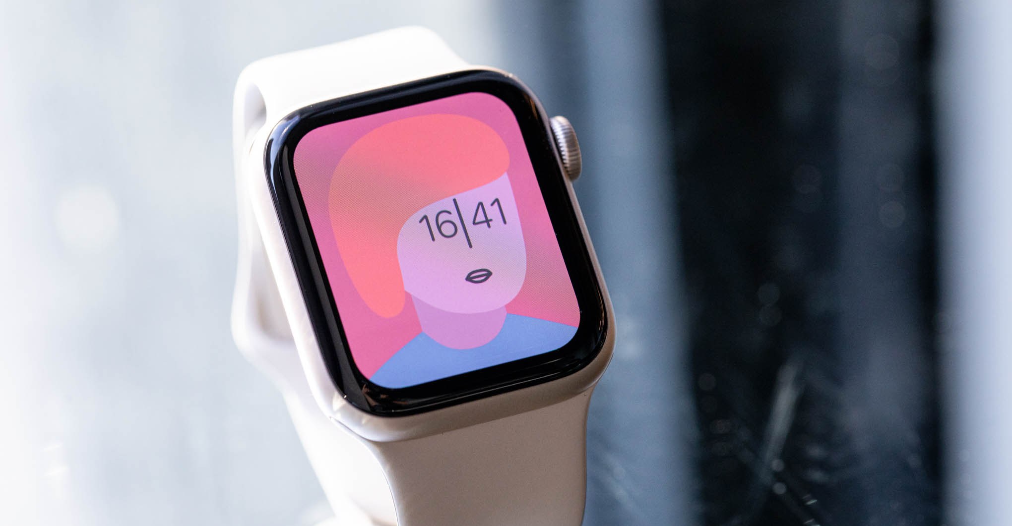 The Apple Watch SE (2022) with the Artist watchface