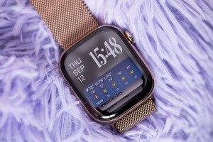 Close up of smart stack on an Apple Watch Series 10.