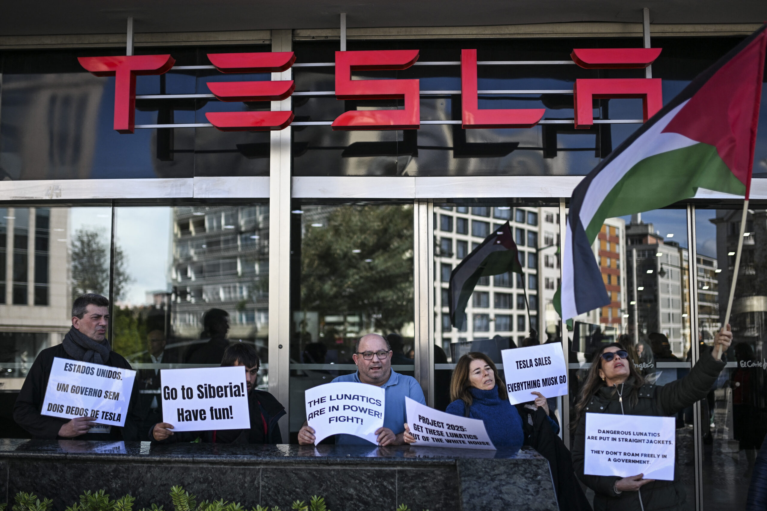 photo of Tesla protestors 