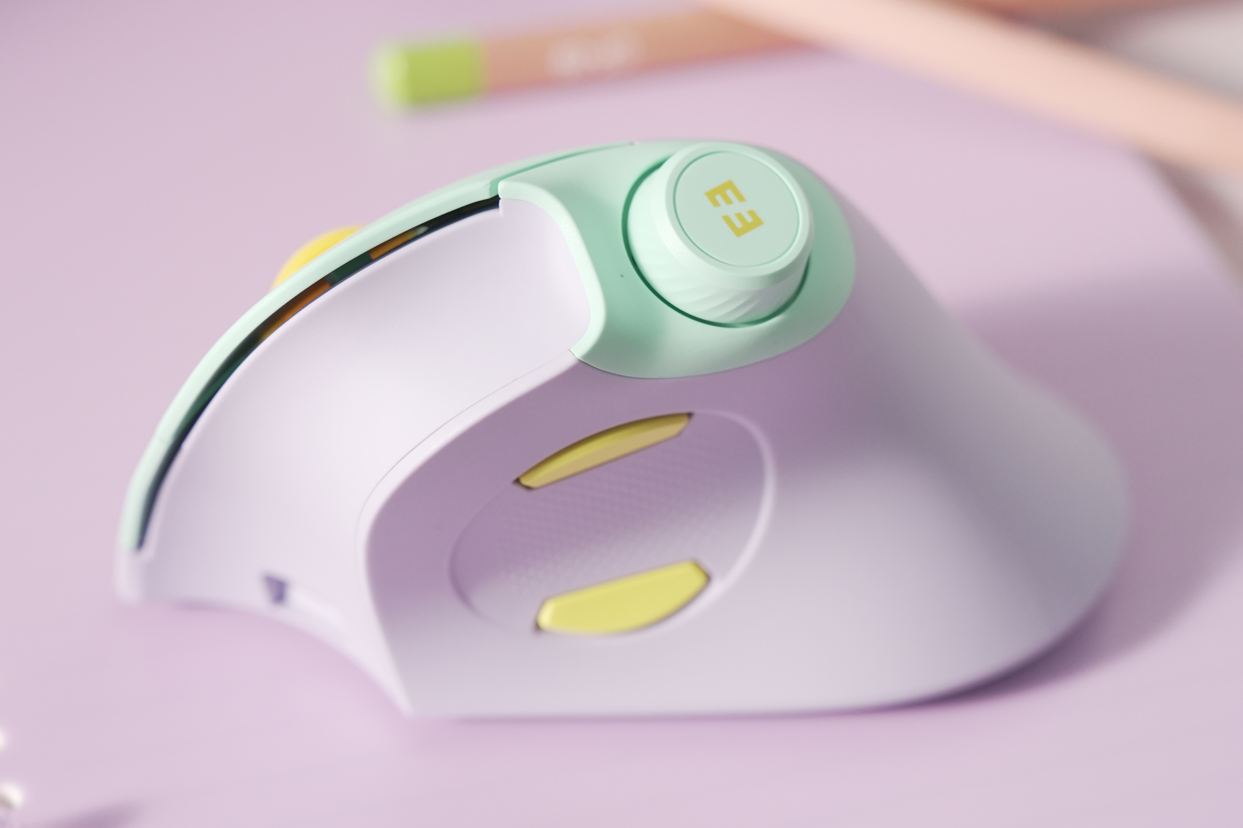 A close-up of the purple version of Seenda’s MOU-302 ergonomic vertical mouse against a matching background.