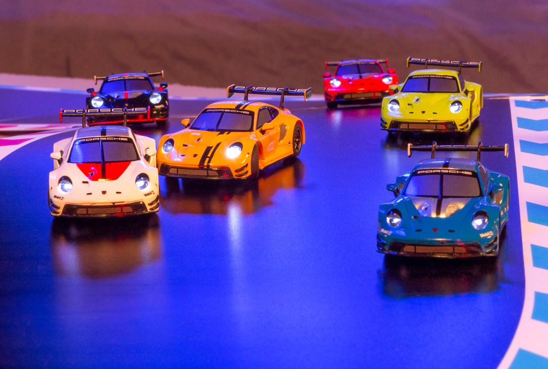 Six Porsche 911 GT3 racers on a Carrera Hybrid track. Six Porsche 911 GT3 racers on a Carrera Hybrid track.