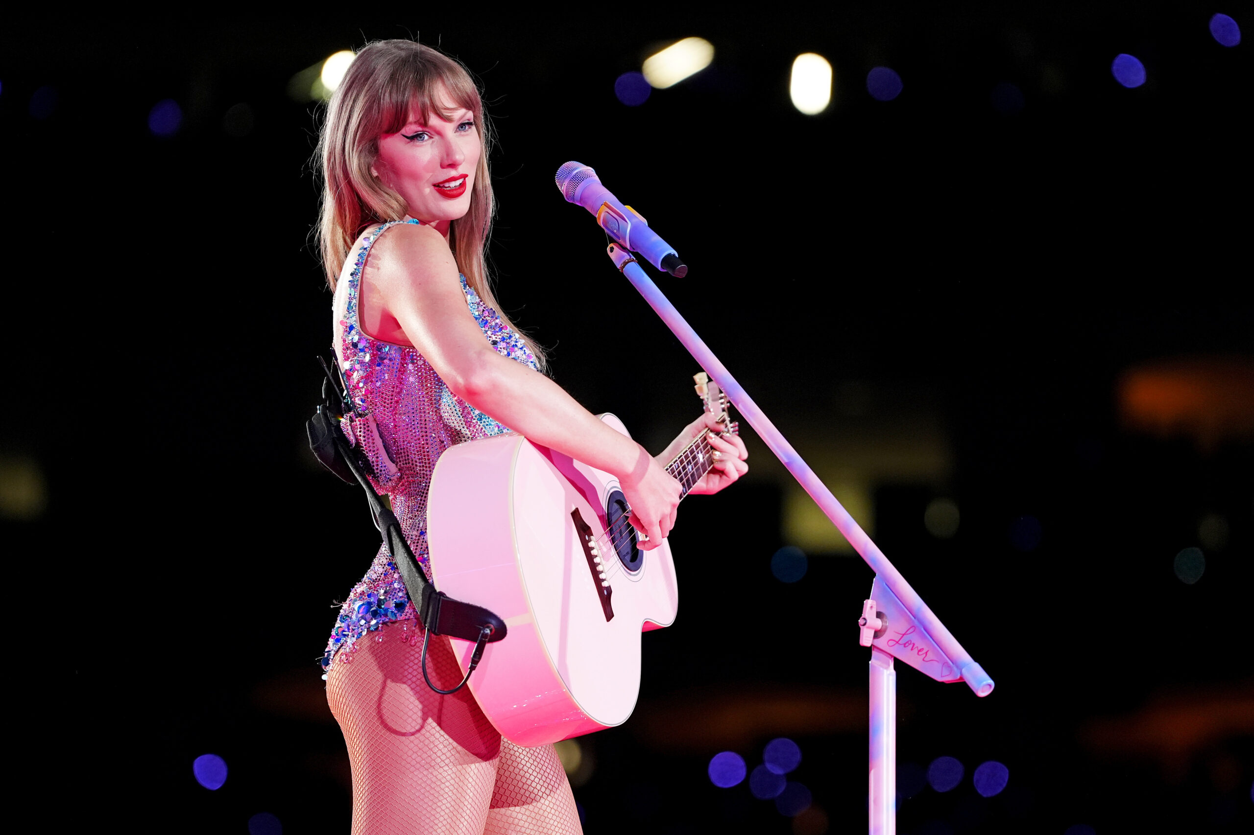 A photo showing Taylor Swift with a guitar