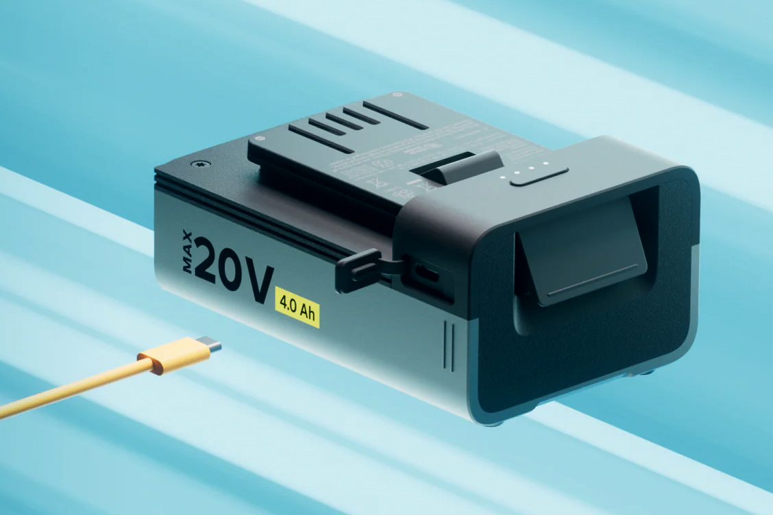 A USB-C cable being inserted in the Hoto leaf blower’s battery.