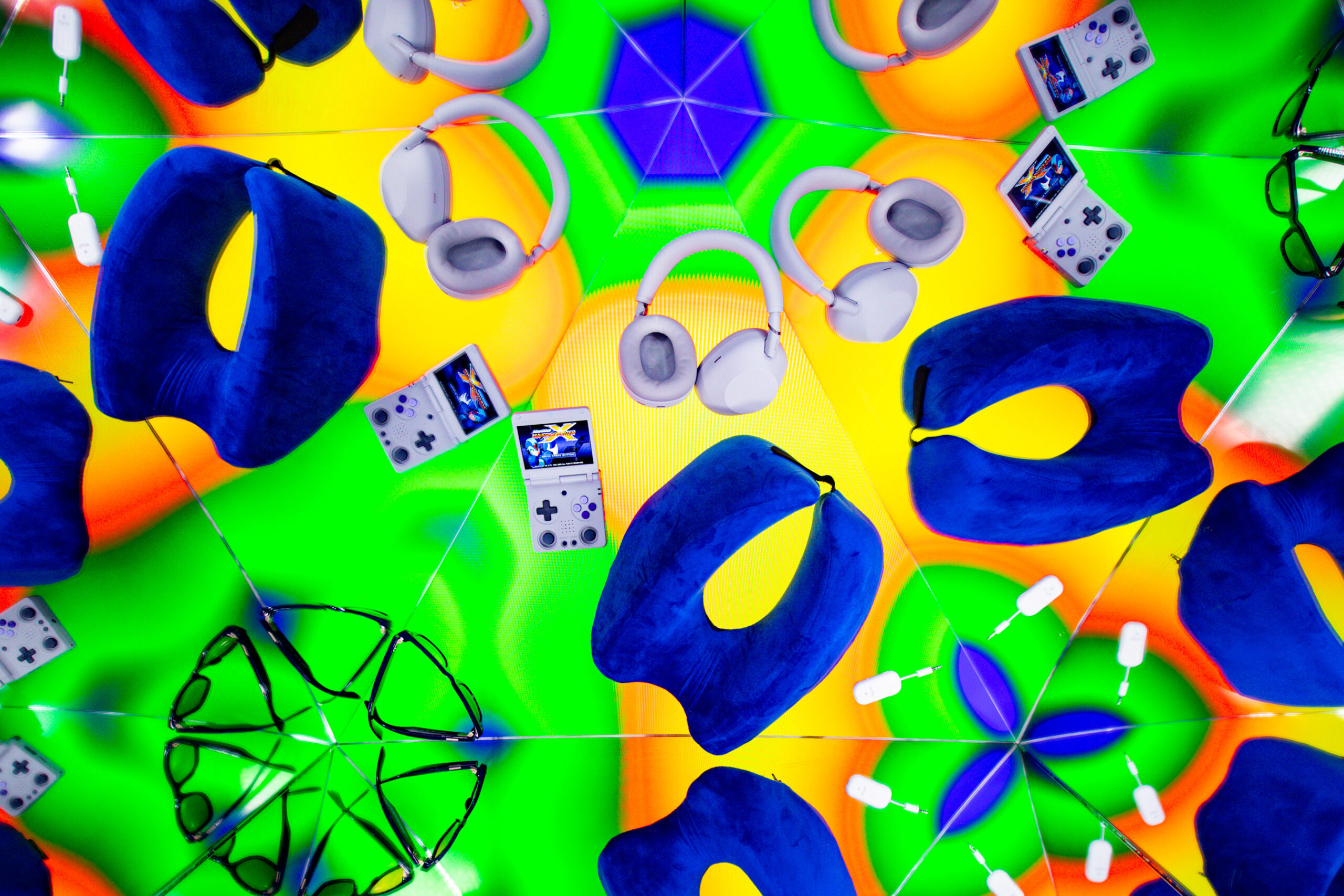 Several travel devices against a green and yellow background.