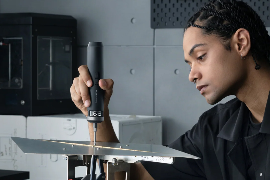 A person using Hoto’s PixelDrive