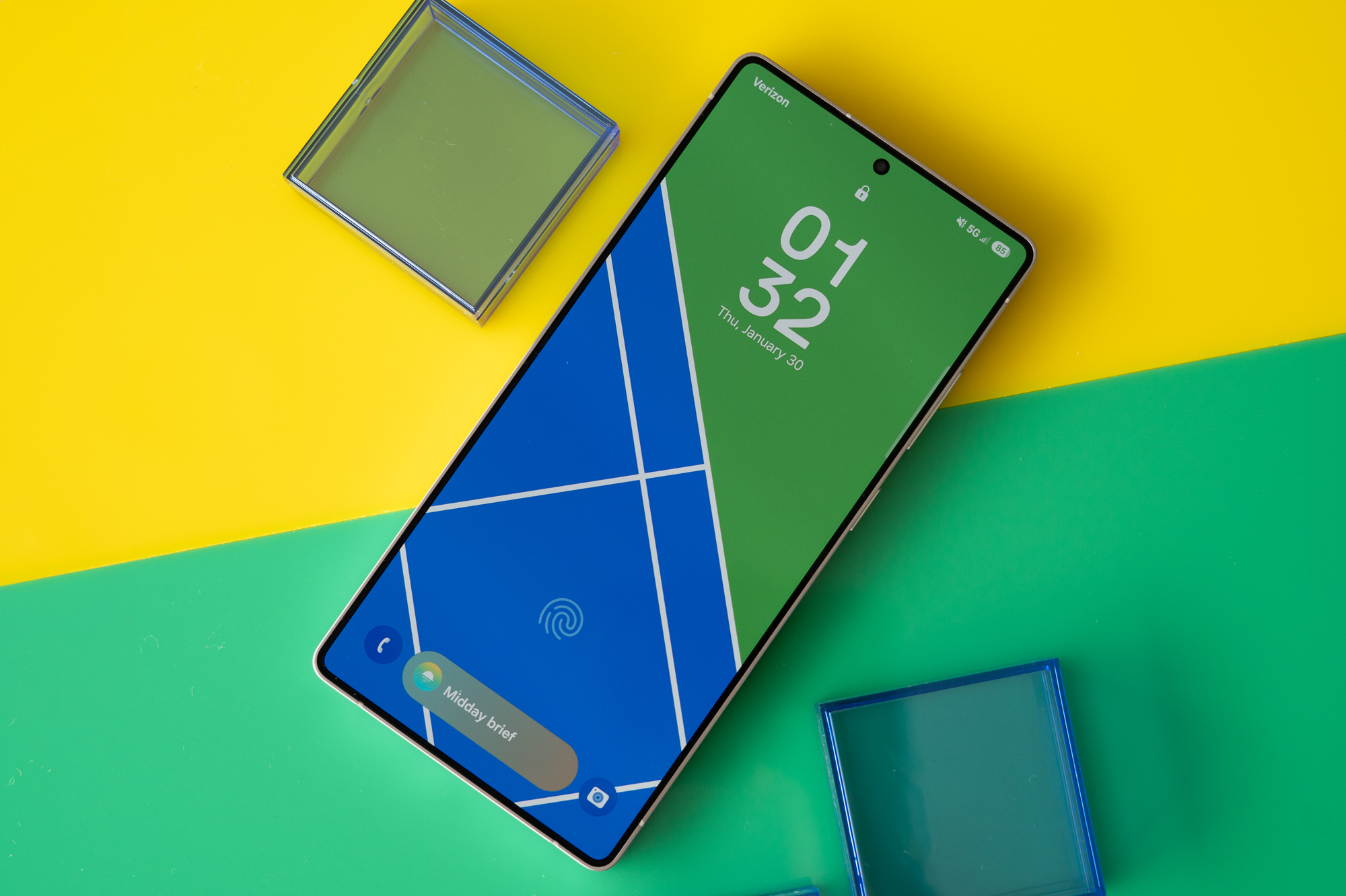 Samsung Galaxy S25 Ultra on a green and yellow background