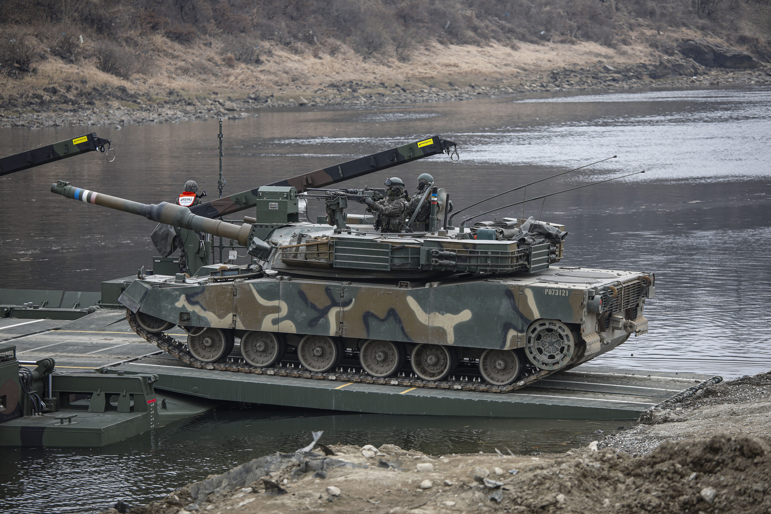 A photo of US and Republic of Korea Army engineering battalions taking part in a river crossing drill near the DMZ in Yeoncheon, South Korea