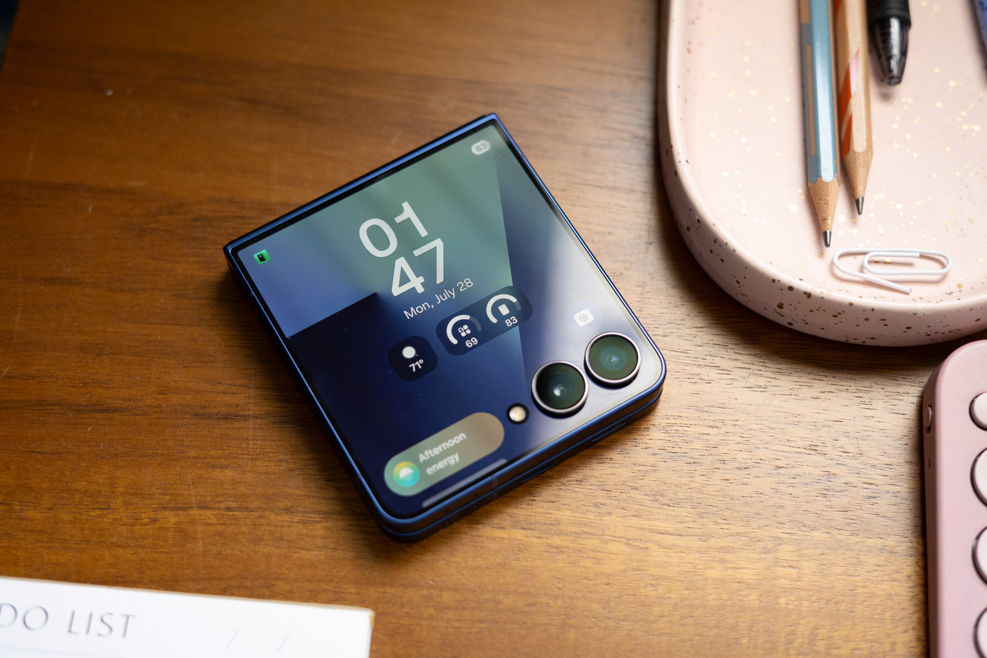 Samsung Galaxy Z Flip 7 showing cover screen