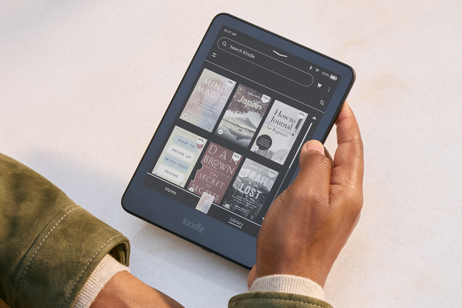 A person holds an Amazon Kindle Colorsoft with dark mode turned on.