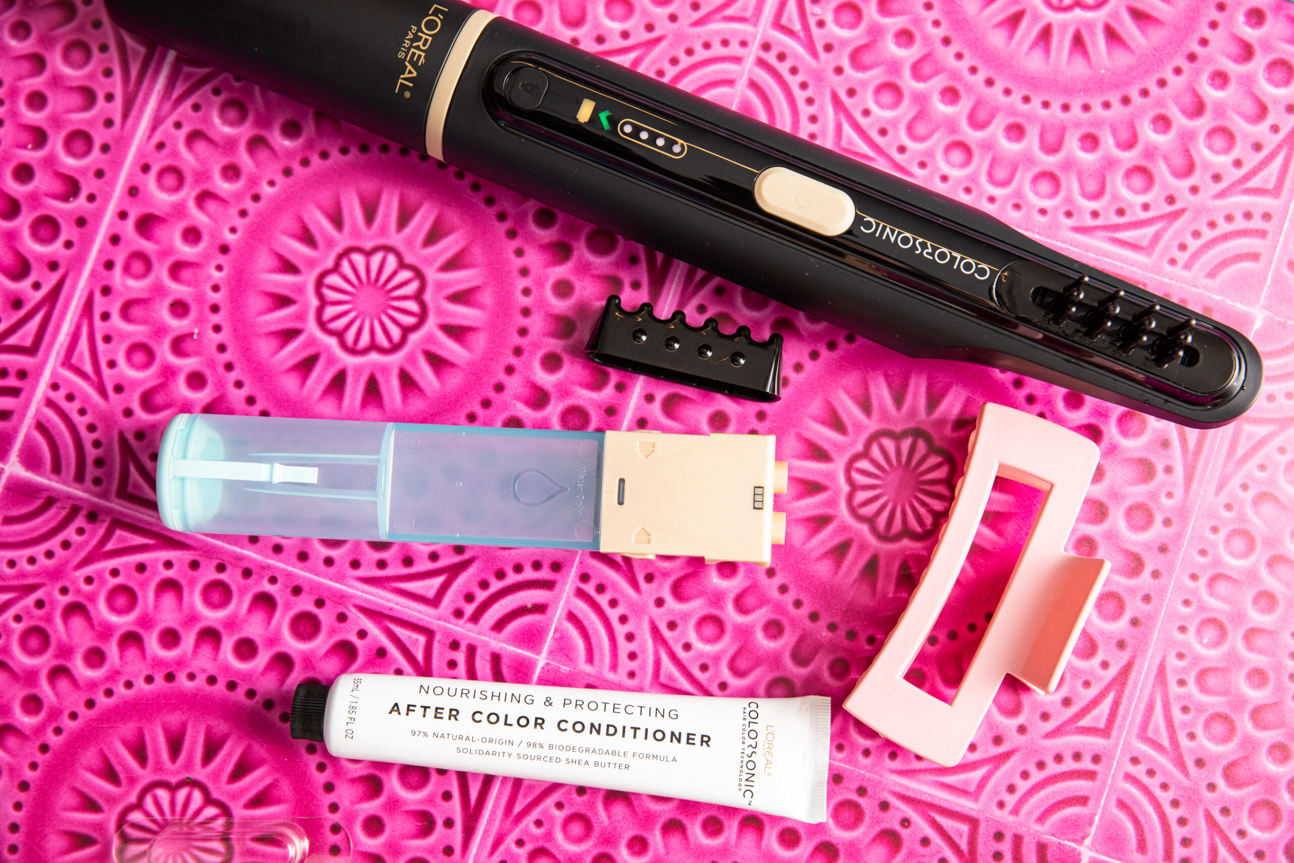 Close up of L’Oreal Colorsonic and accessories