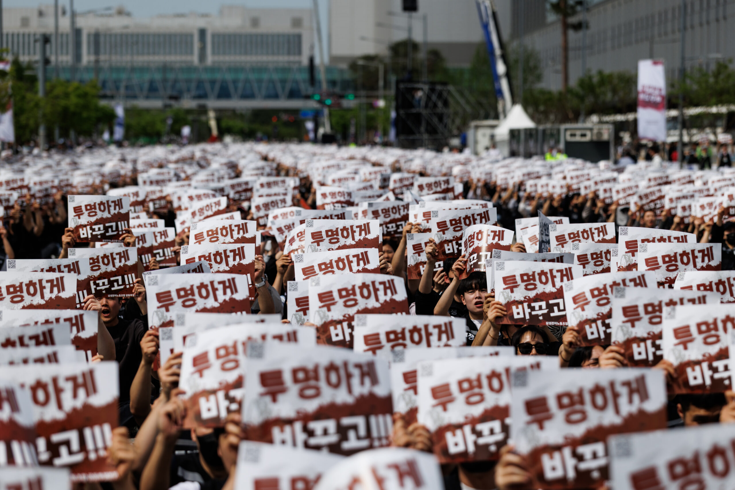 Samsung Electronics Co. workers attend a rally ahead of a strike, scheduled to take place from May 21, outside the company's semiconductor plant in Pyeongtaek, South Korea, on Thursday, April 23, 2026. Samsung's labor union wants 15% of operating profit be handed to chip-division employees.