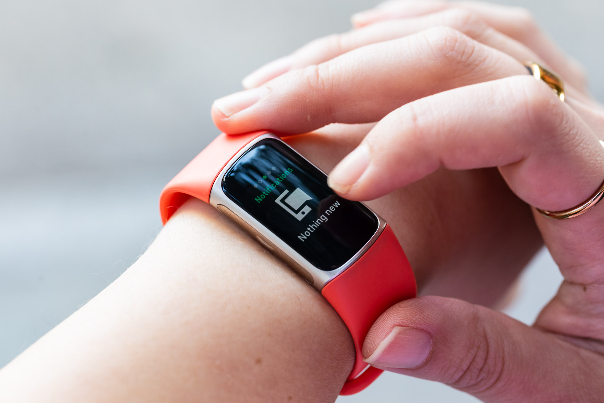 Person looking at the notifications screen on Fitbit Charge 6. It reads “Nothing new.”