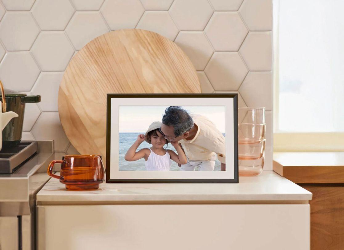 The Aura Carver frame, displaying a family photo.