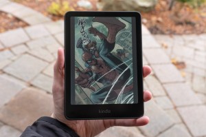 A photo of a person holding a Kindle Colorsoft Signature Edition.