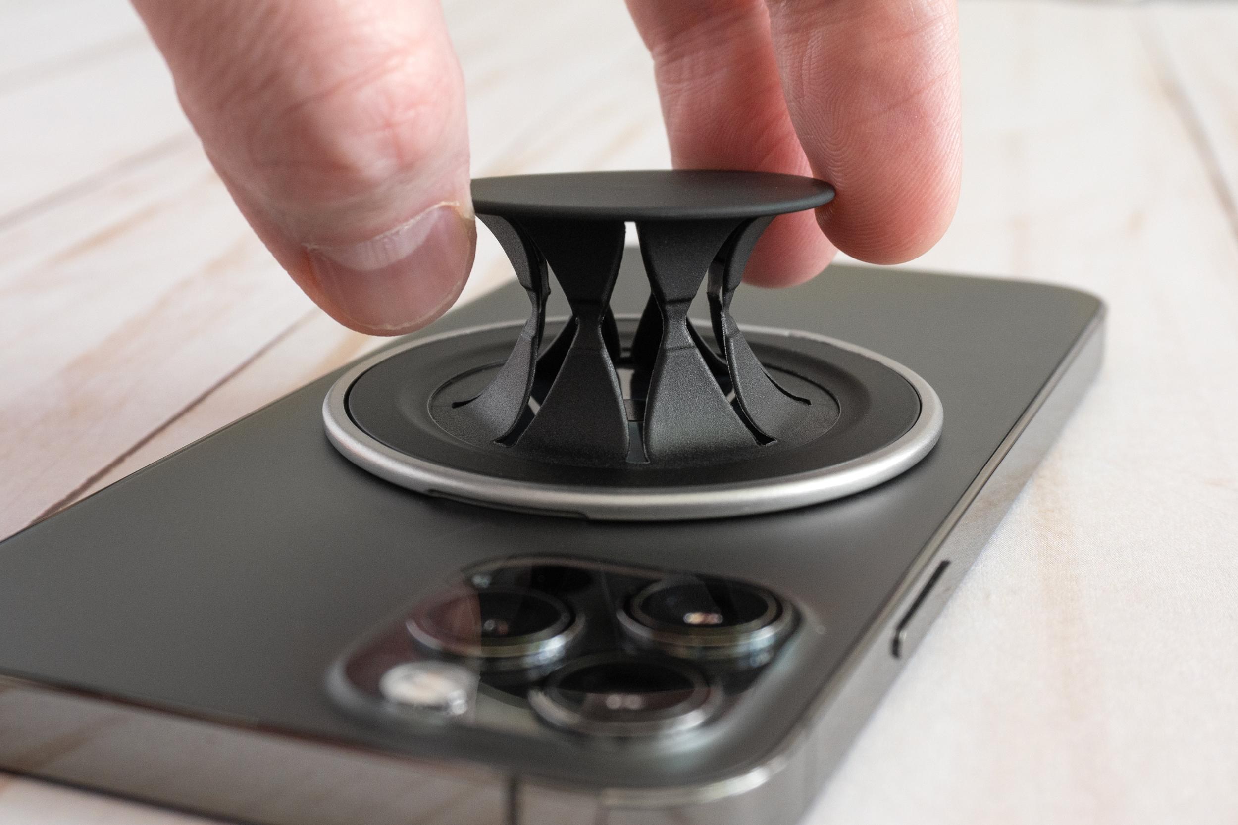 A person extends the PopSockets Low-Pro revealing how its outer cap connects to the base of the grip. A person extends the PopSockets Low-Pro revealing how its outer cap connects to the base of the grip.