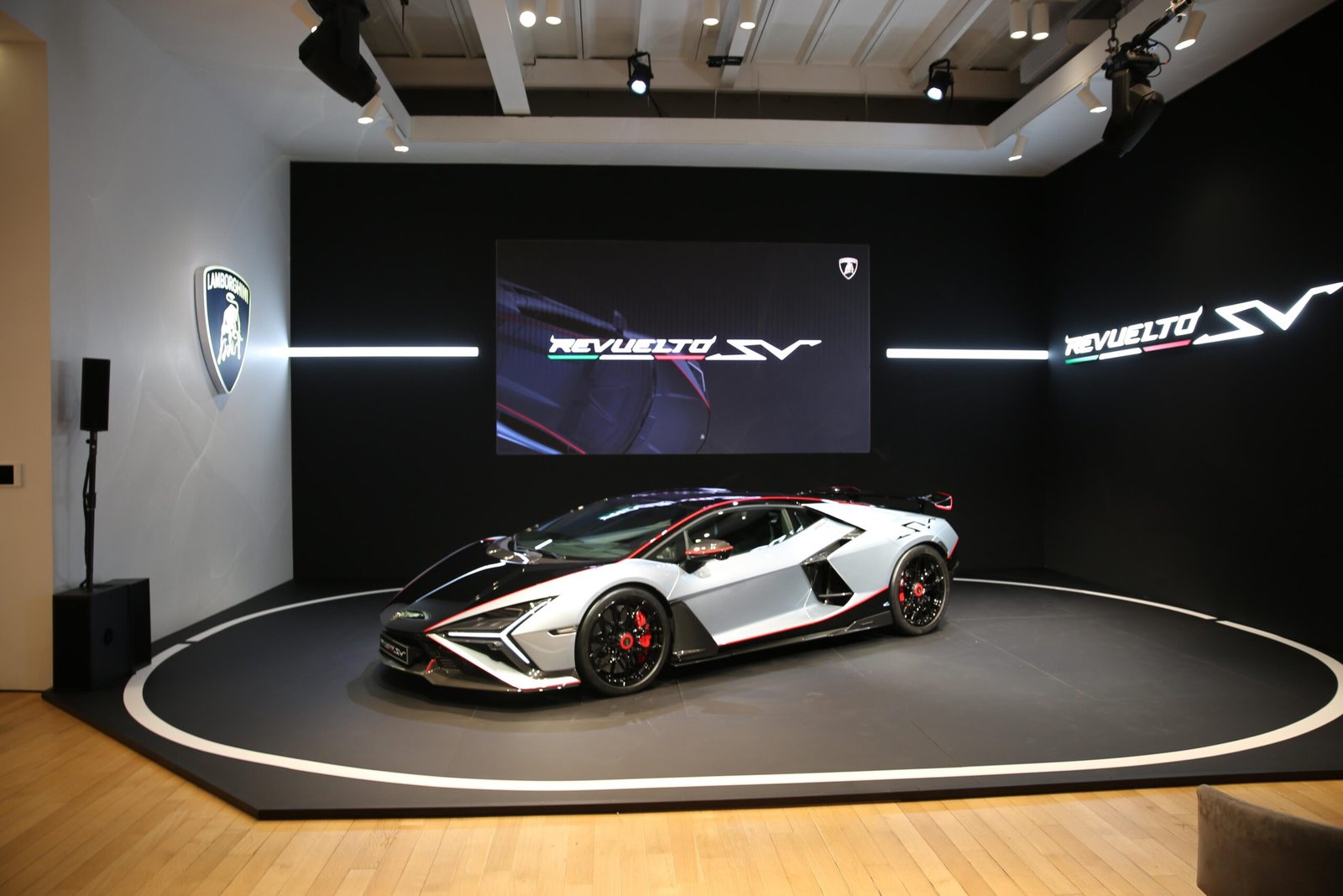 Lamborghini Revuelto SV