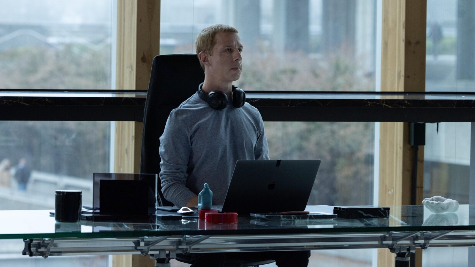 A photo of Jeremy Strong portraying Mark Zuckerberg in The Social Reckoning.