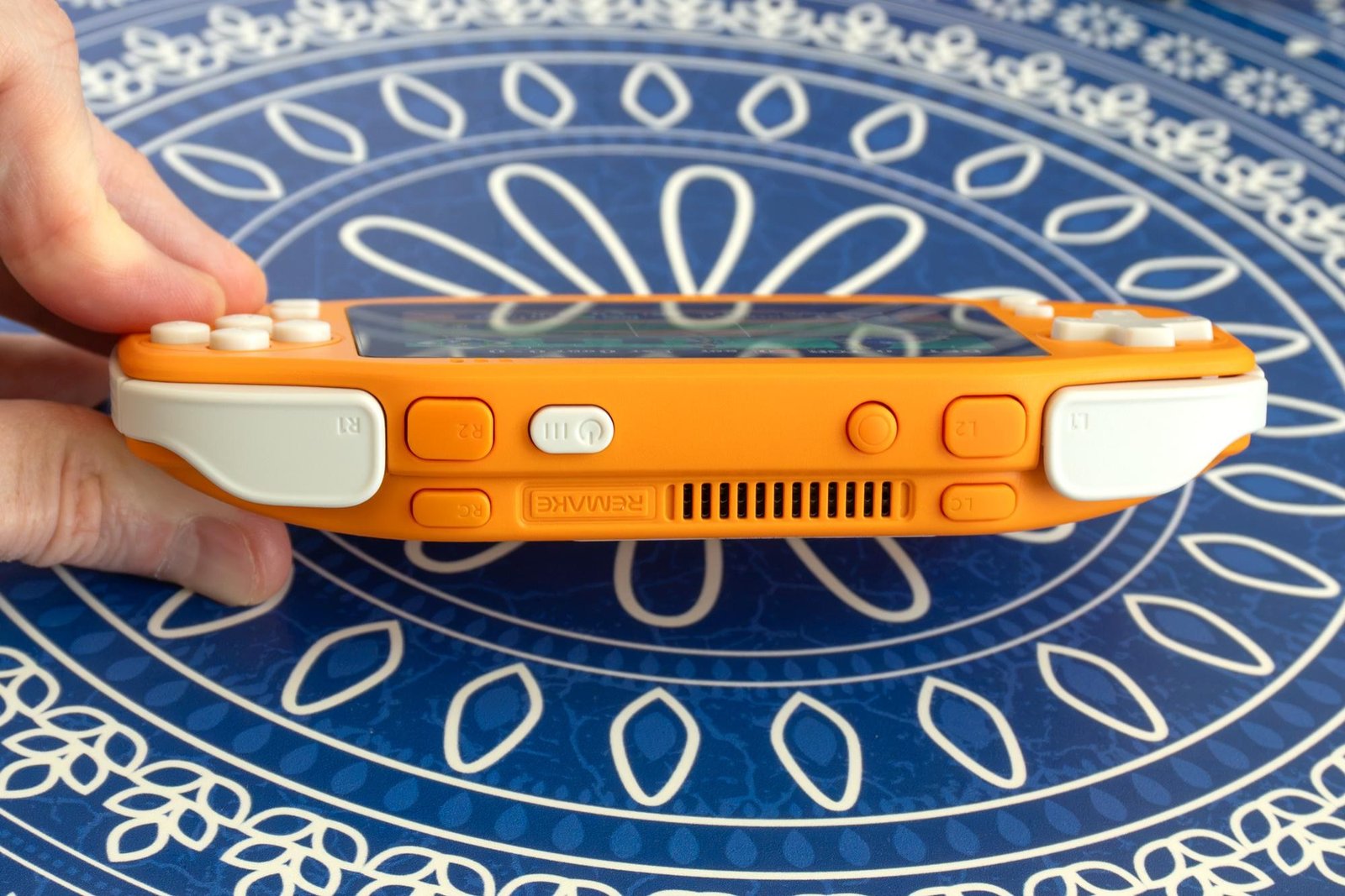 A photo showing all the buttons on the top edge of the Ayaneo Konkr Pocket Advance. A photo showing all the buttons on the top edge of the Ayaneo Konkr Pocket Advance.