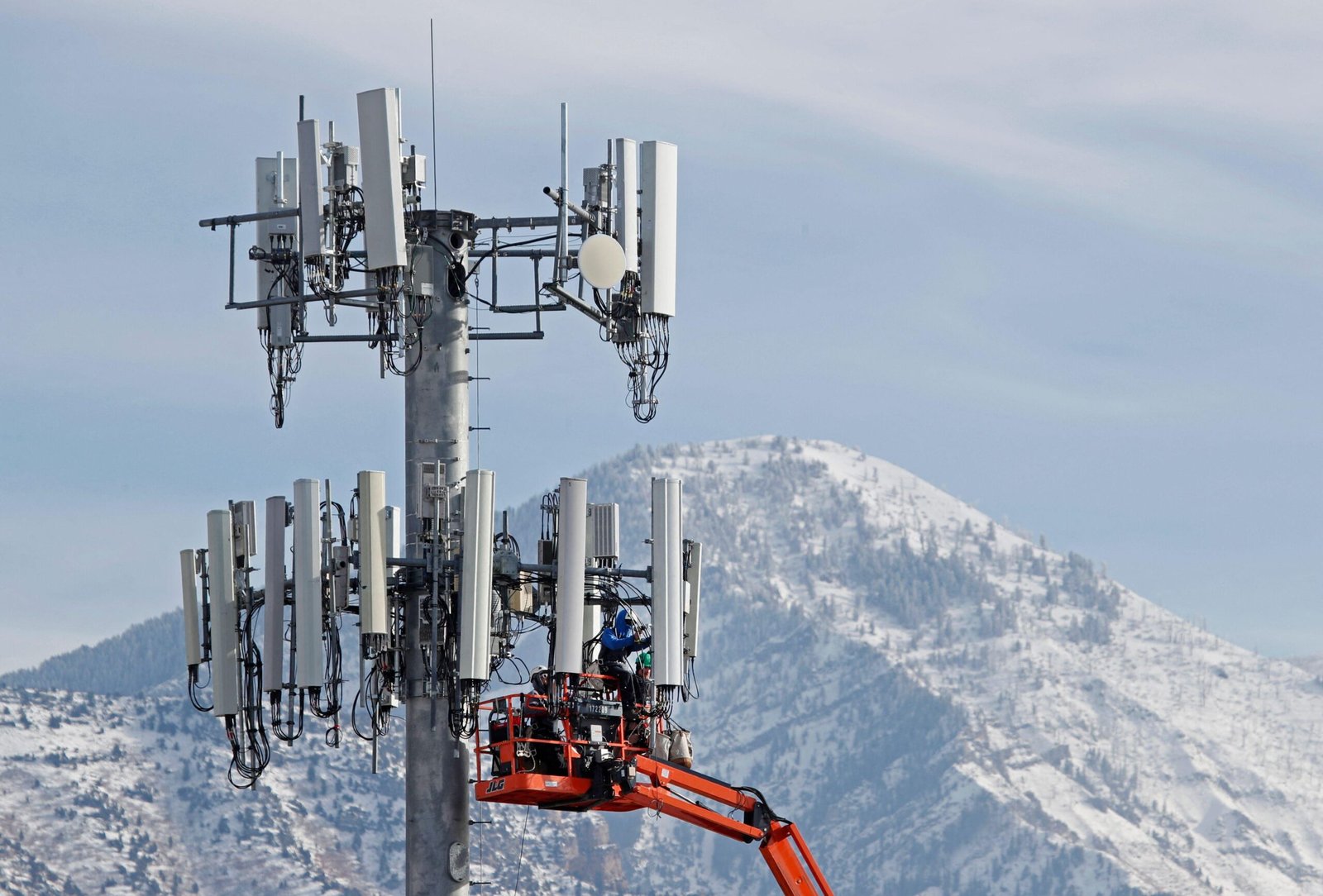 A photo of a cell tower